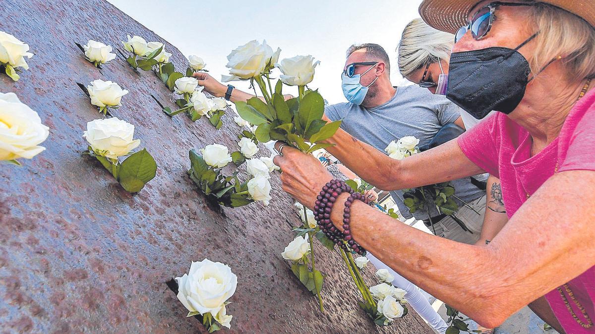 Familiares de las víctimas del accidente aéreo colocan flores en el monumento ‘Luces en el vacío’.