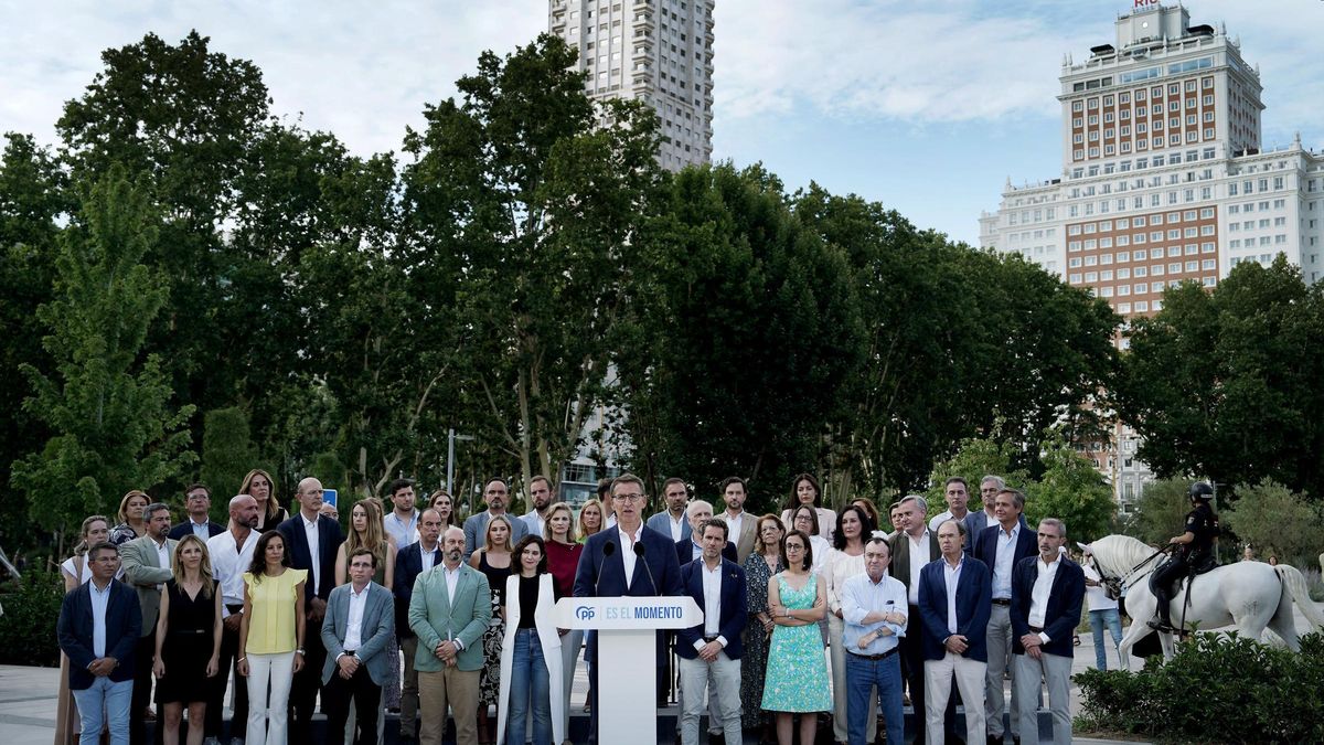 El presidente del Partido Popular y candidato a la Presidencia del Gobierno, Alberto Núñez Feijóo, durante la presentación de la candidatura por Madrid para las elecciones del 23 de julio en un acto acompañado por Isabel Díaz Ayuso, presidenta de la Comunidad de Madrid.