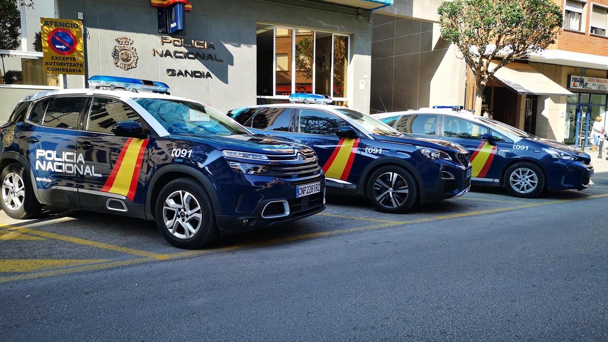 Coches de policía ante la comisaría de Gandia