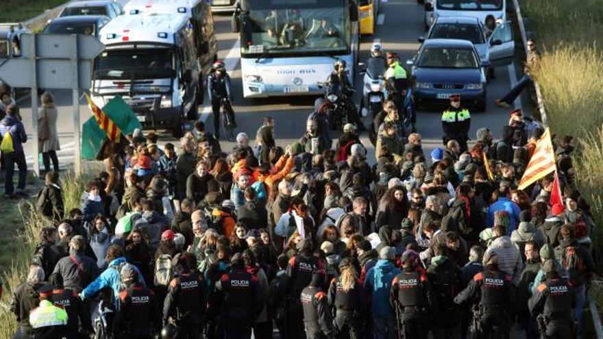 La huelga general provoca intenso tráfico en las carreteras de Barcelona