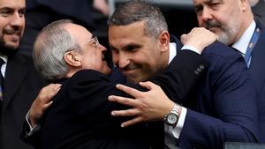 El propietario del City, Sheikh Mansour, se abraza con Florentino antes de la vuelta de semifinales de Champions