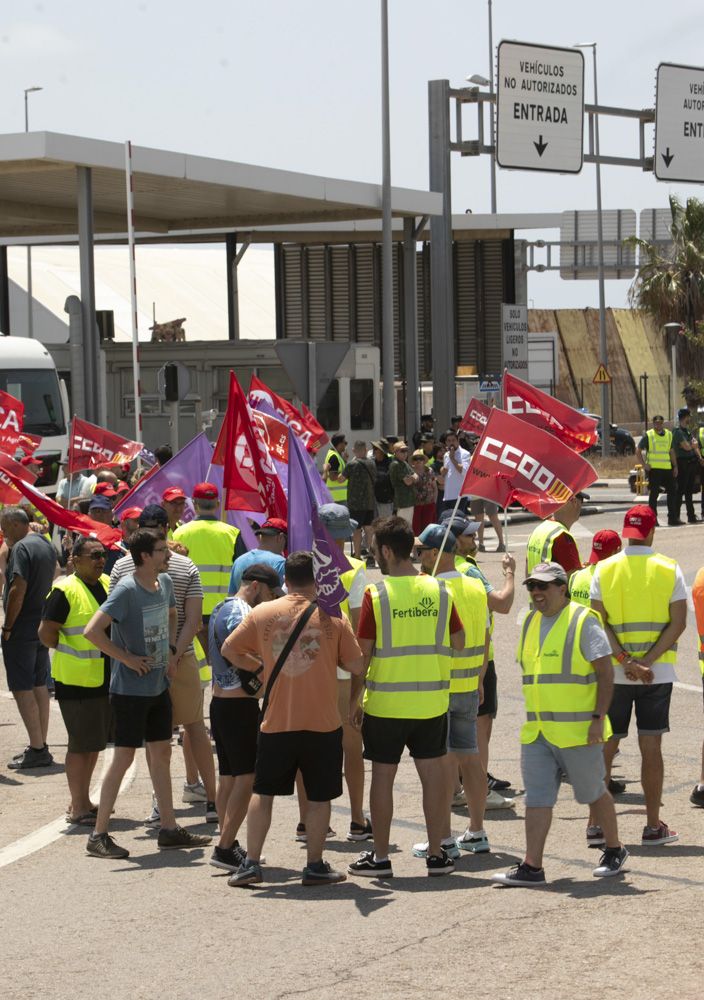 Segundo día de huelga de los trabajadores de Fertiberia en el Port de Sagunt
