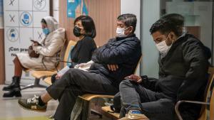 Catalunya obliga a usar mascarilla en hospitales, CAP y residencias para contener la gripe