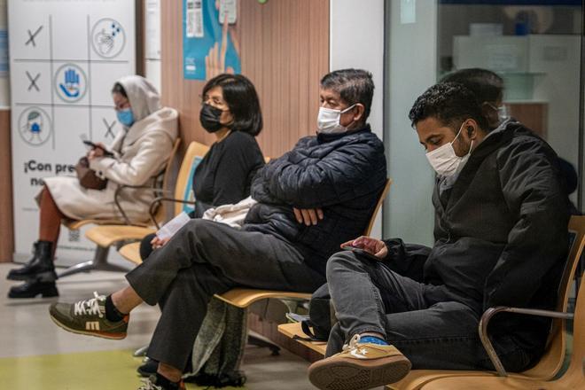 Catalunya obliga a usar mascarilla en hospitales, CAP y residencias para contener la gripe