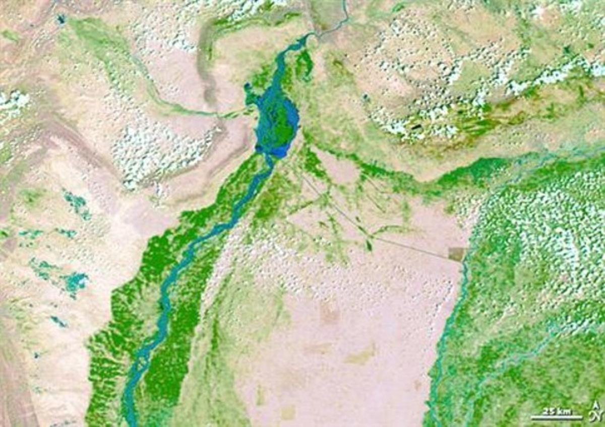 A l’esquerra, imatge de l’àrea del riu Indus l’agost del 2009; a la dreta, la mateixa zona en una imatge d’aquest mes d’agost del 2010.