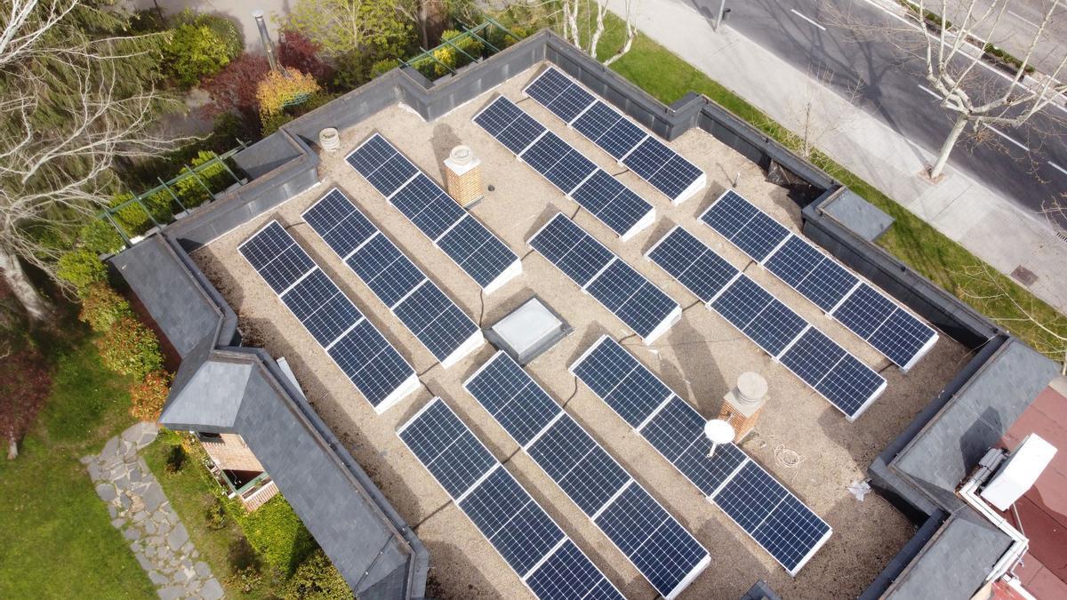 Placas solares en la urbanización de Majadahonda donde un tercio de sus vecinos lo han apoyado