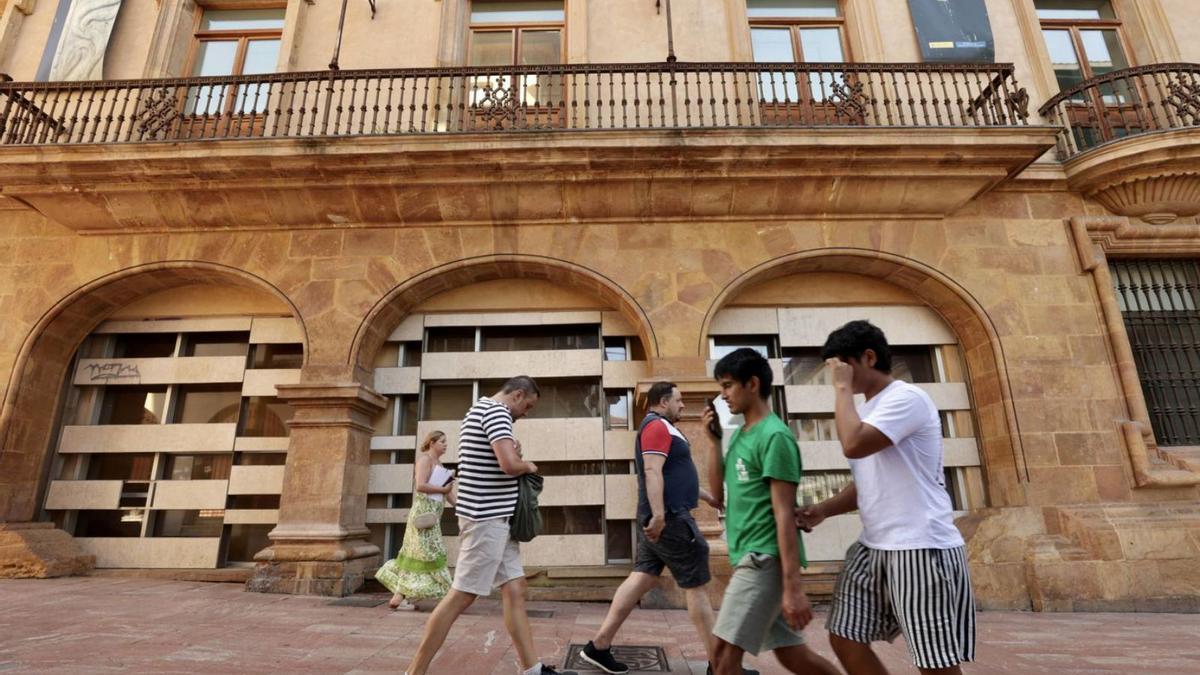 La Guardia Civil pide caminar por el interior de la acera