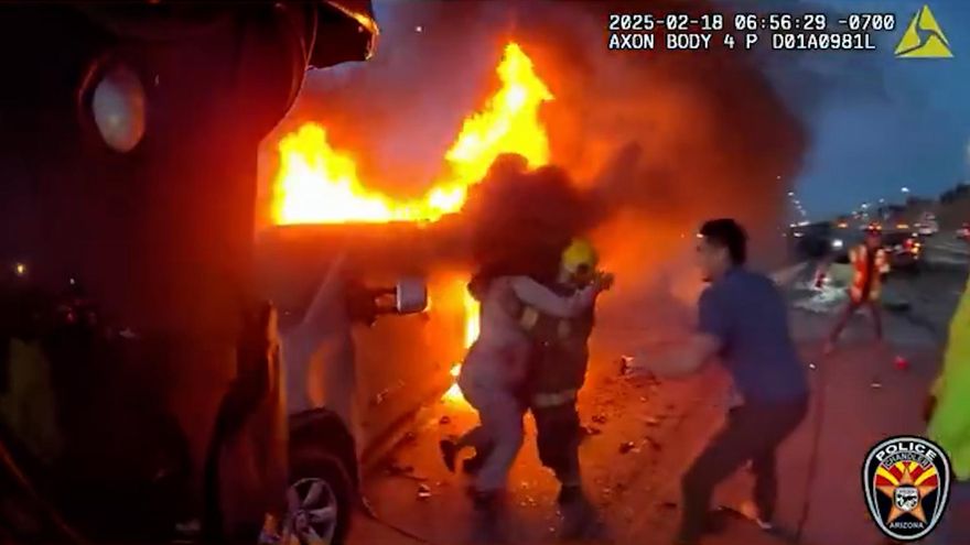 Impresionante rescate a una mujer que se encontraba dentro de un coche en llamas