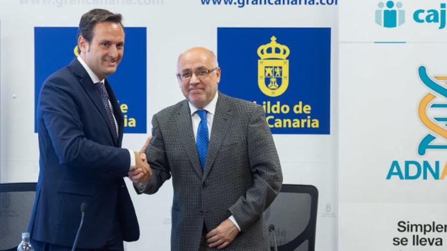 Sergio Durán y Antonio Morales, tras la firma del convenio