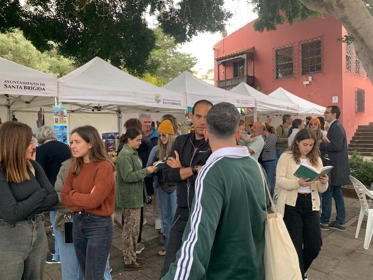 La feria reune a escritores y editoriales en el Parque Municipal, y contará con una programación de actividades infantiles.
