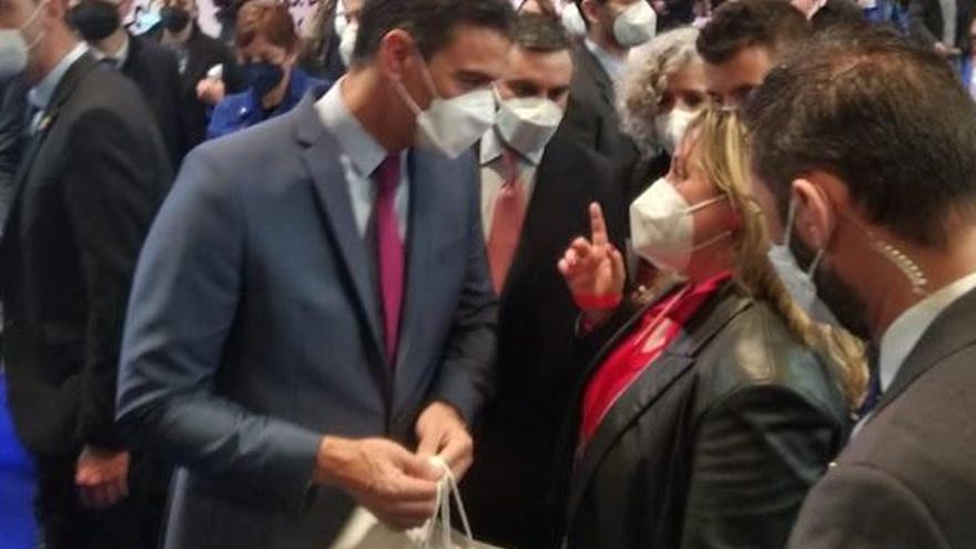 Pedro Sánchez con las bolsas de Turismo de Pontevedra/ FdV