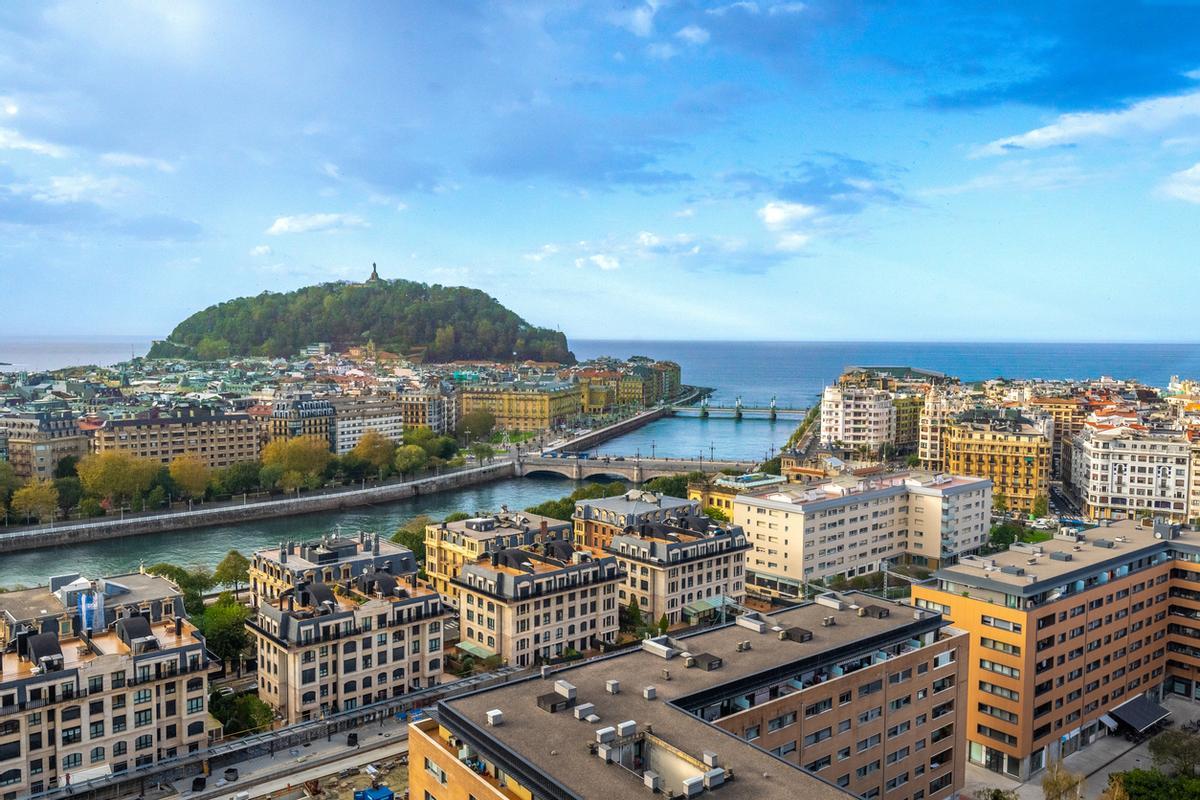 Vista aérea del río Urumea y los puentes de San Sebastián
