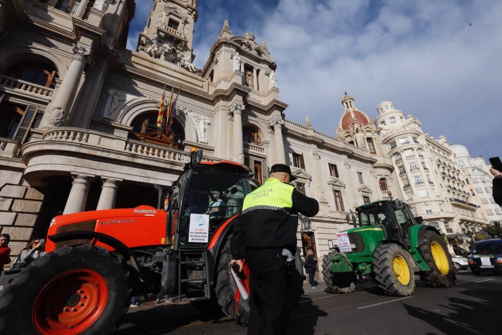 La protesta con tractores por las medidas de pacificación de la CV-500 llega a la ciudad