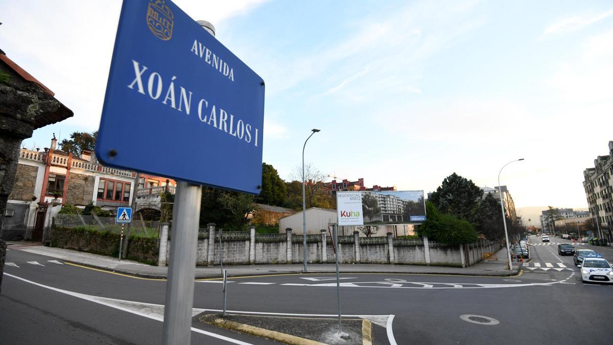 Placa que denomina la Avenida Xoán Carlos I de Pontevedra