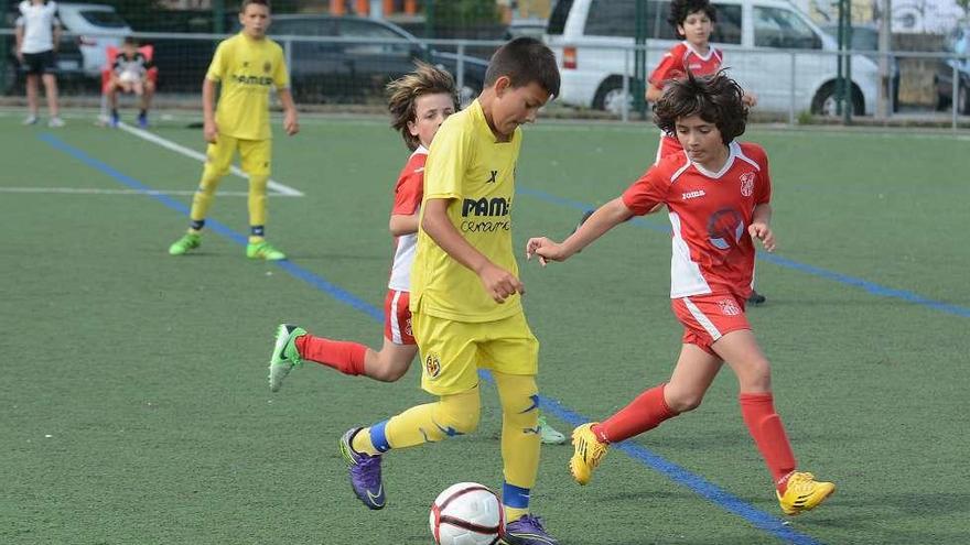 Una jugada del encuentro entre el Villareal y el Salgueiriños. // Rafa Vázquez