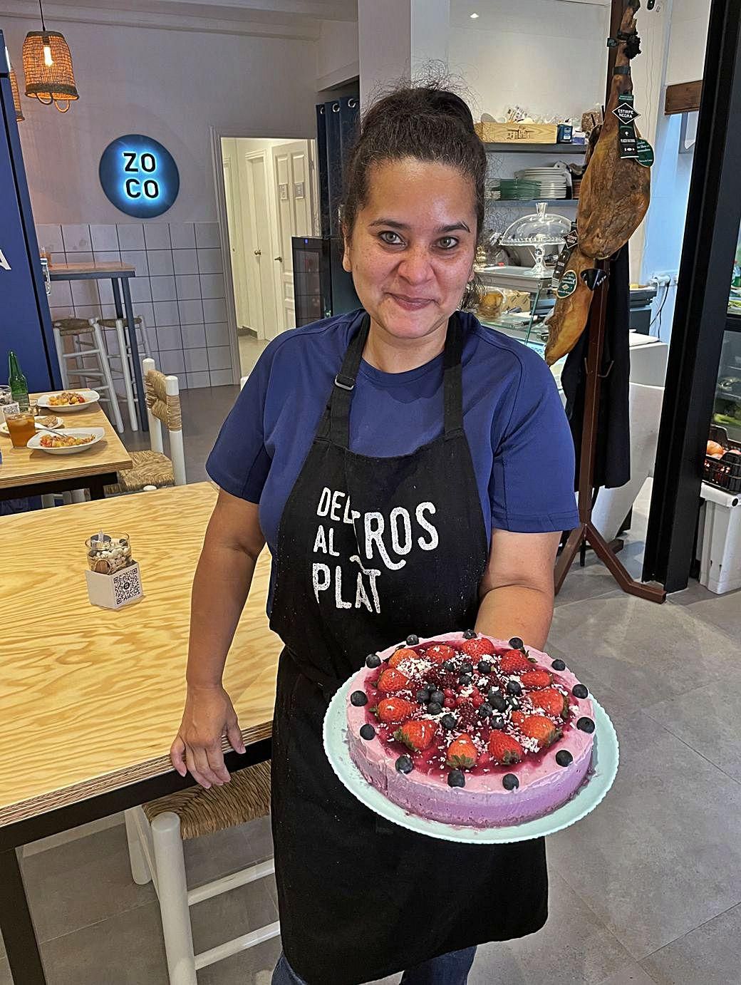 Veronica Figueroa muestra
 una de sus tartas.