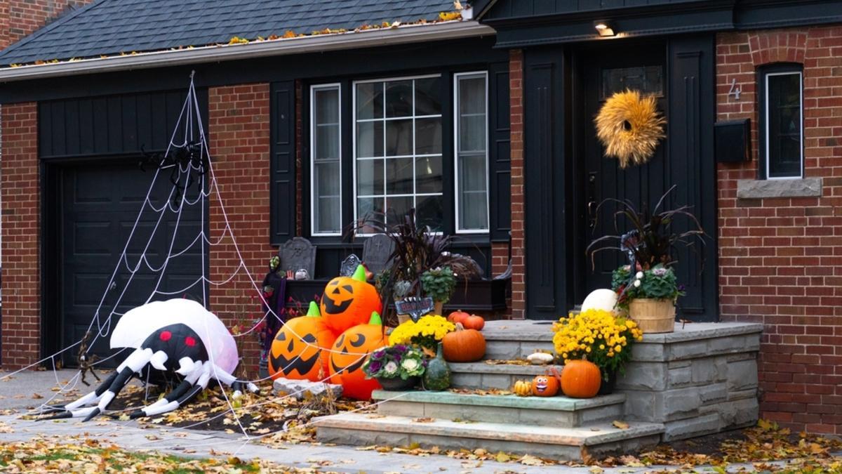 El umbral de una casa decorada para Halloween.