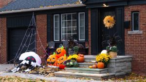 El umbral de una casa decorada para Halloween.