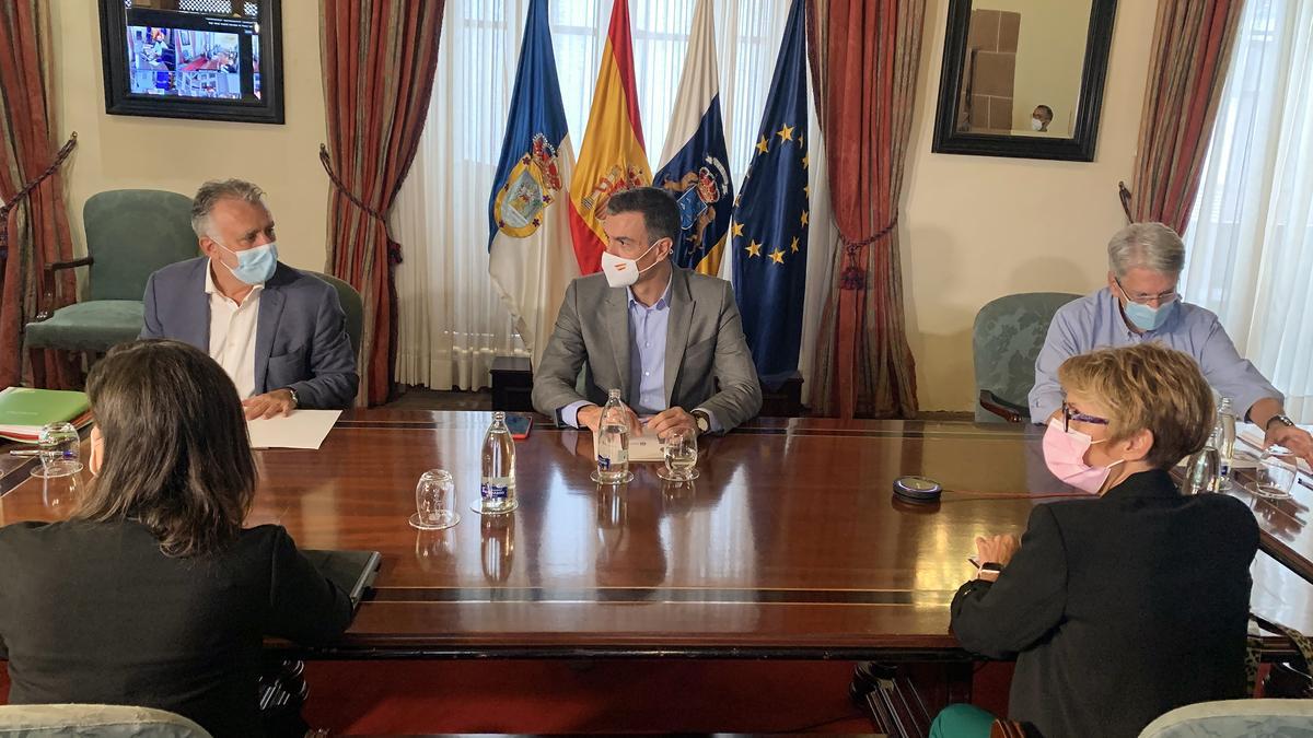 Pedro Sánchez asiste junto a Ángel Víctor Torres a la reunión celebrada este jueves en La Palma del Consejo de Gobierno.
