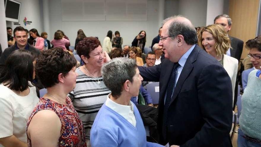 Herrera y la consejera de Familia, Alicia García, saludan a familiares con discapacidad intelectual .