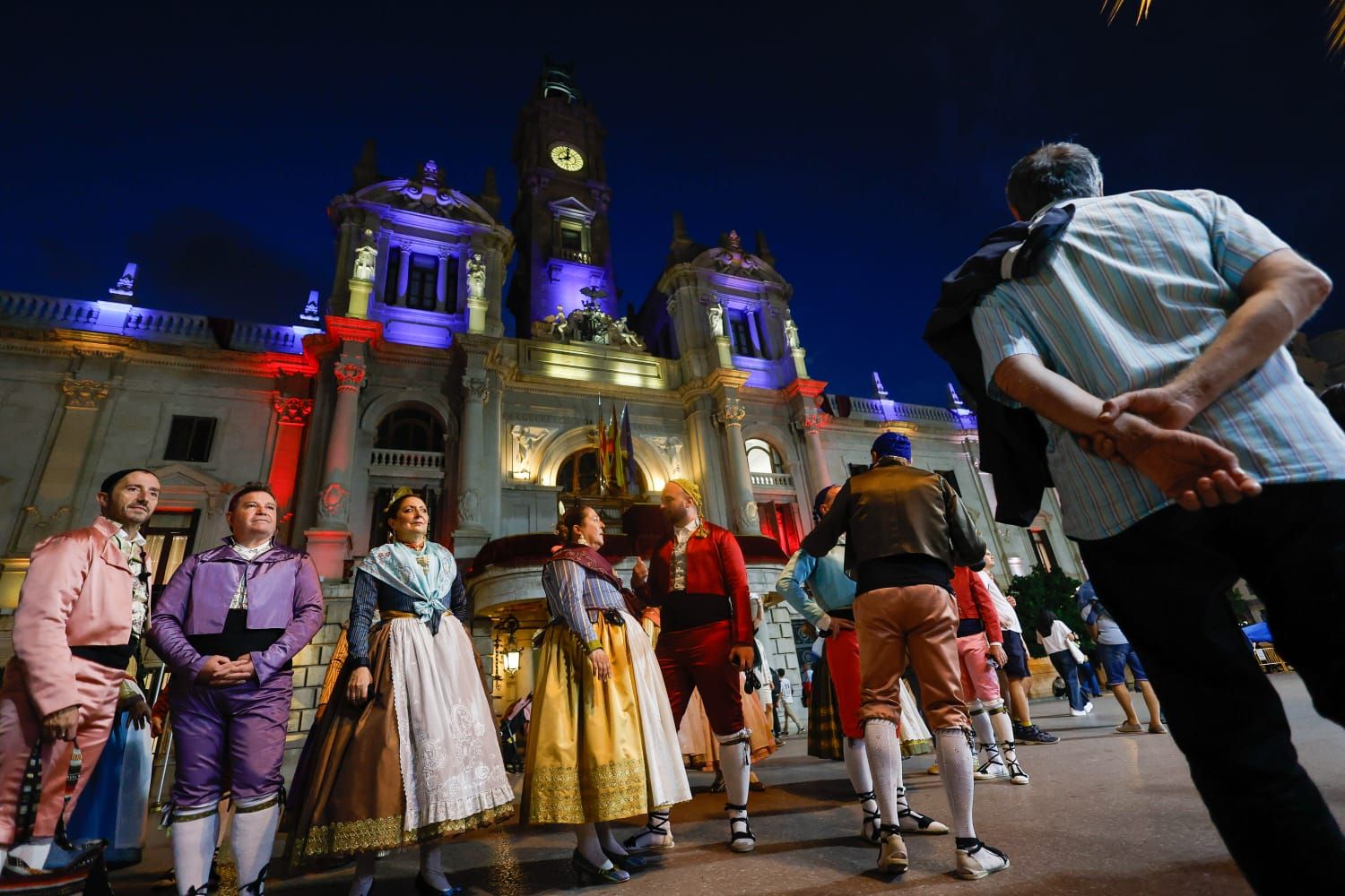 El centro se llena en vísperas del Nou d'Octubre para ver la Senyera
