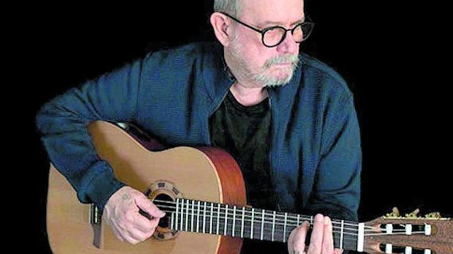 Silvio Rodríguez, con su guitarra.