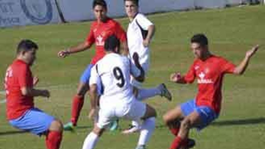 La defensa del Benavente trata de arrebatar el balón a un delantero rival.