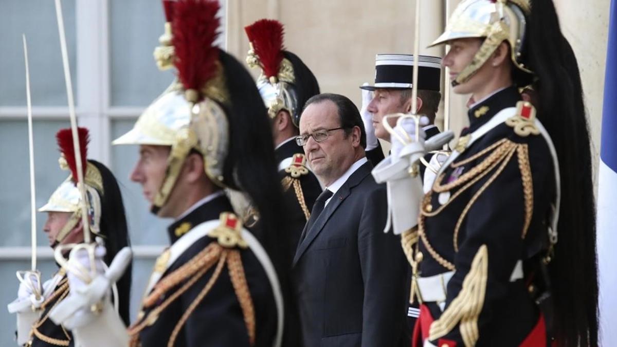 Hollande, rodeado de guardias, mientras espera la llegada del primer ministro finlandés, en el Elíseo, este miércoles.