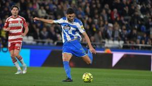 Eddahchouri arma el disparo en el partido ante el Granada.