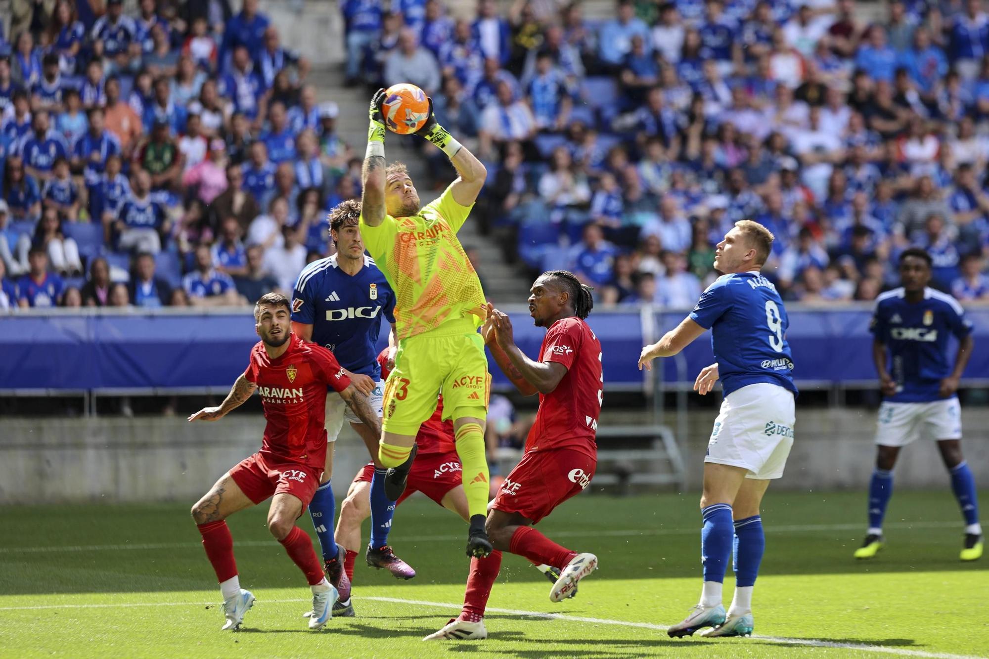 EN IMÁGENES: Ambientazo en la valiosa victoria del Oviedo contra el Zaragoza