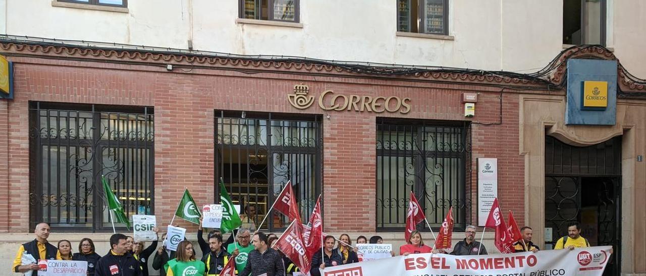 Imagen reciente de la fachada de Correos  de Burriana con el escudo oculto.