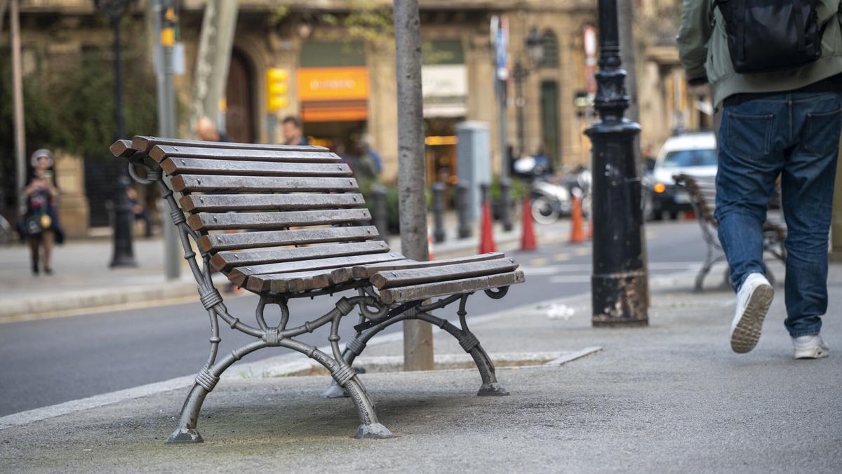 Barcelona. 23.03.2026. Barcelona. Banco modelo romántico en la Rambla de Catalunya. Fotografía de Jordi Cotrina