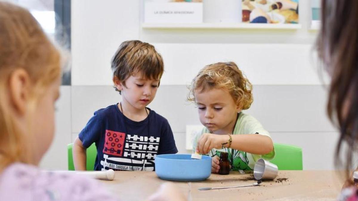 Dos infants s'entretenen en una de les propostes del Lab 0_6