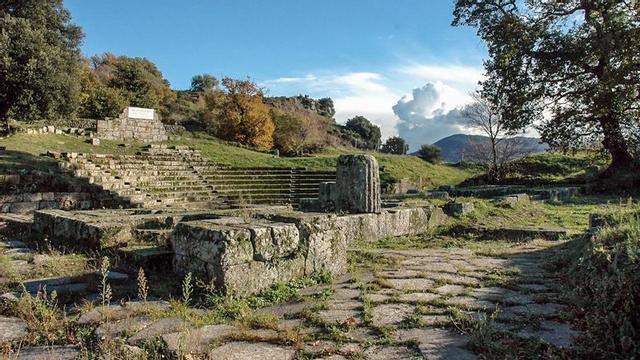 Vista das ruínas da cidade de Tusculum, na rexión do Lacio, Italia.