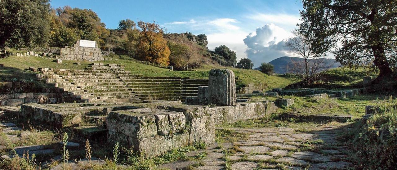 Vista das ruínas da cidade de Tusculum, na rexión do Lacio, Italia.