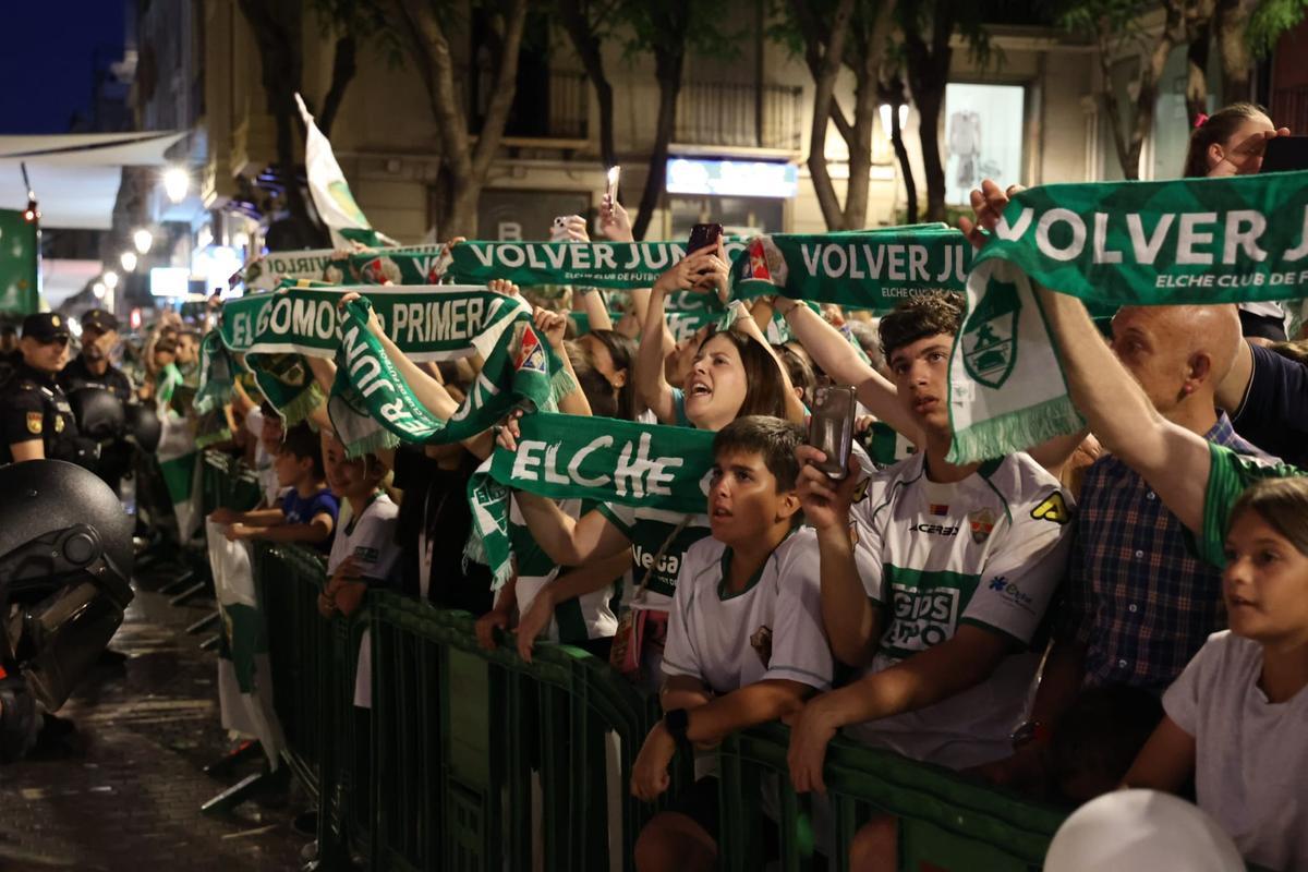 Los aficionados arengan a los jugadores del Elche CF que se encuentran ya en el balcón del ayuntamiento