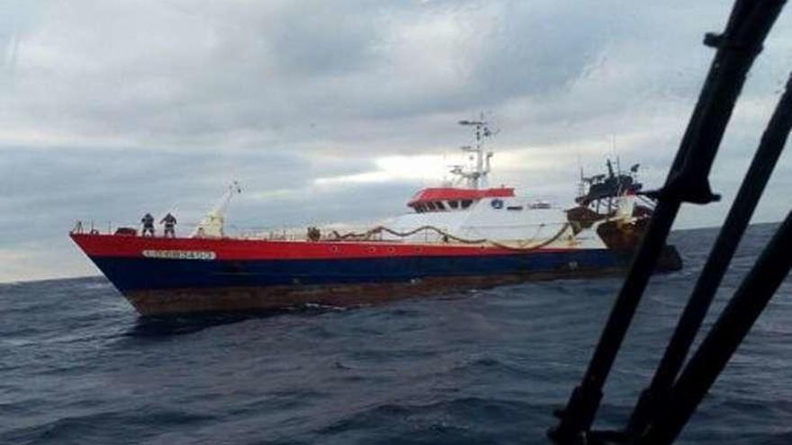 Salvamento remolca a Ferrol un barco averiado con cinco tripulantes