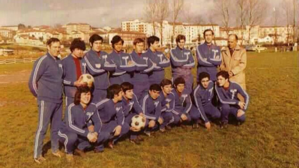 Un Condal de los 70. De pie, Sará (entrenador), Piniella, Huergo, Pedro, Martínez, Manel, Germán, Susi y Óscar (presidente). Agachados, Toño, Alfonso, José Julián, Peporrín, Rufino, Miguel, Carlos y Javier.