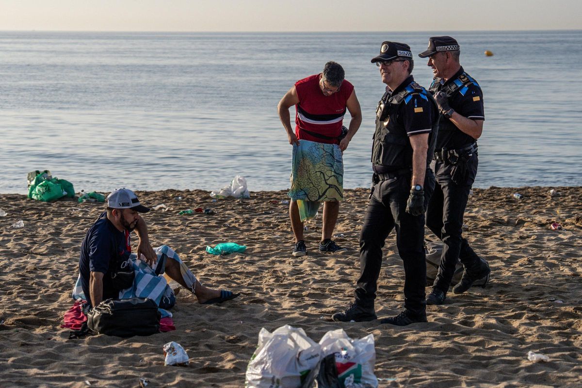 Limpieza de las playas de Barcelona tras la verbena de Sant Joan 2025
