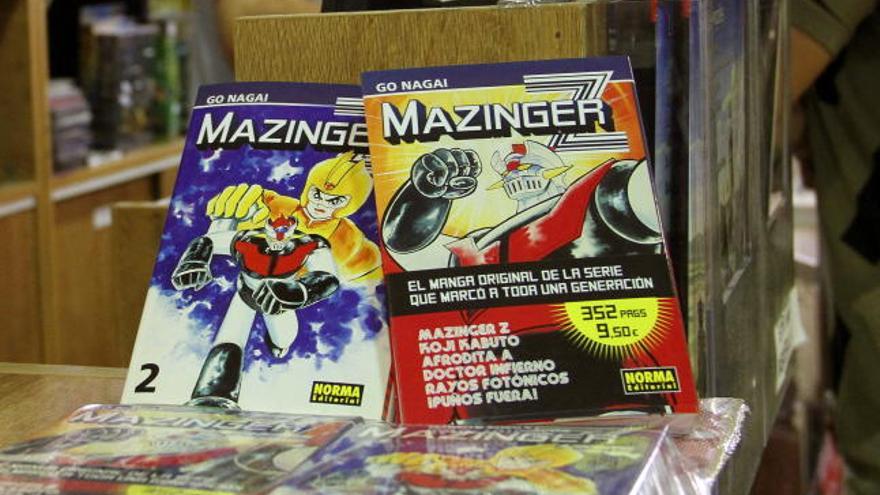 Varios cómics de Mazinger Z sobre el mostrador de una tienda especializada.