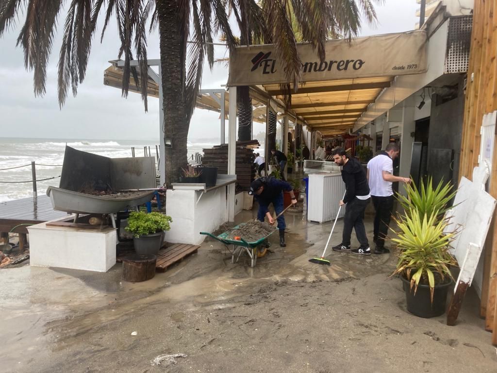 Los efectos del temporal en las playas de Marbella.
