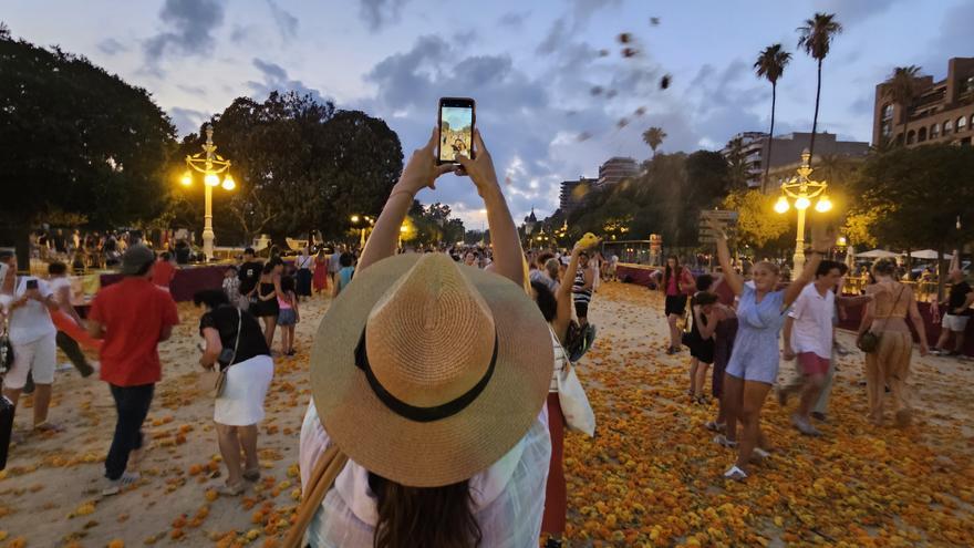 La &quot;otra Batalla de Flores&quot; al acabar el festejo