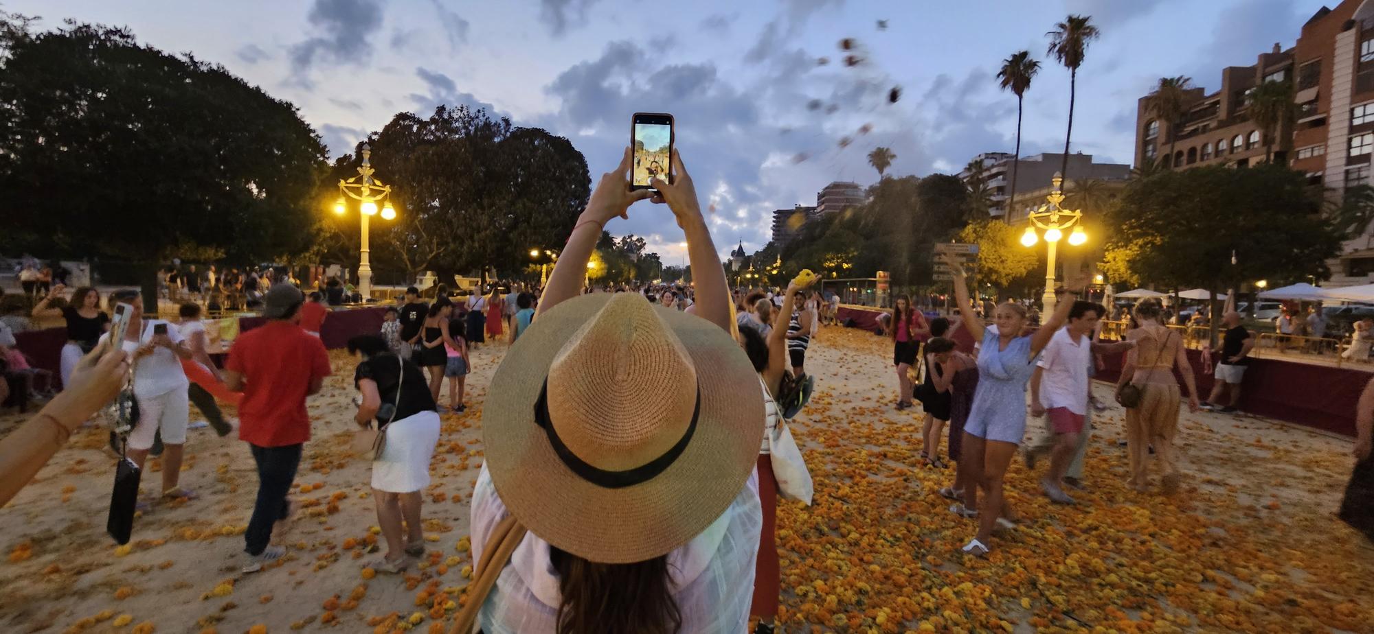 La "otra Batalla de Flores" al acabar el festejo