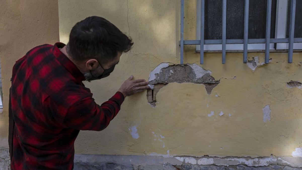 Un barrio humilde que se cae a trozos