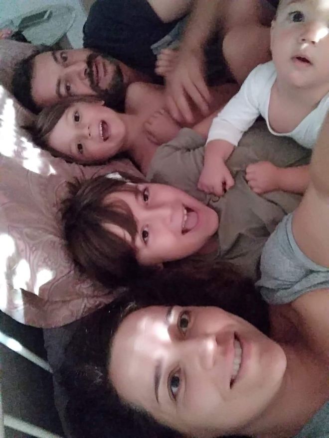 La familia de Ángel González, con sus tres hijos.