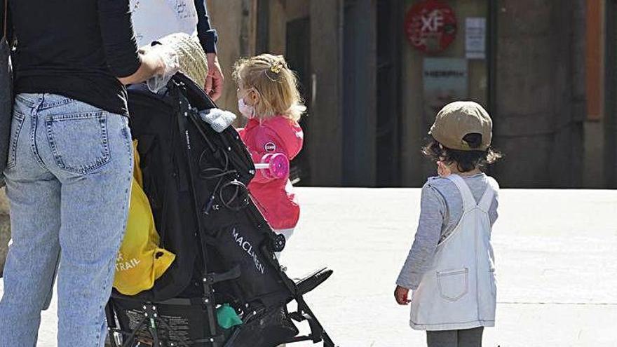 Una família amb nens petits a Girona, fa uns mesos.