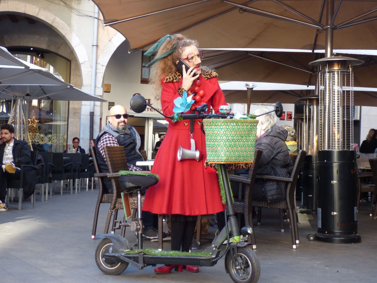 La Dona dels Nassos es passeja per Figueres per tancar l'any