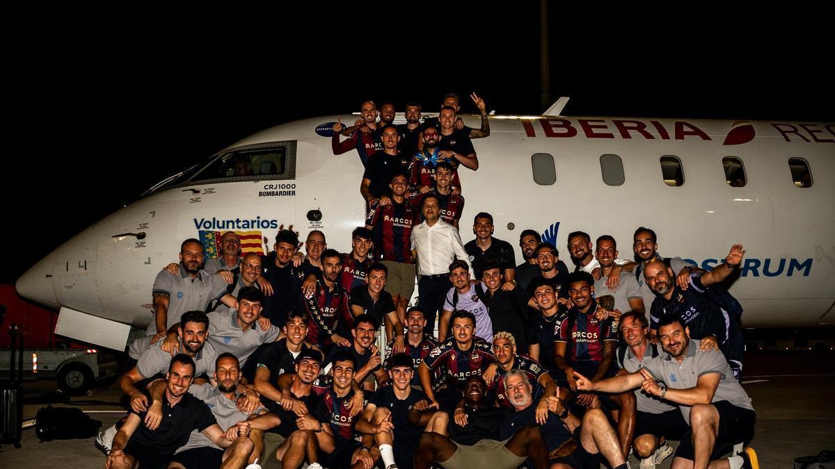 El equipo celebra la permanencia en Sevilla.