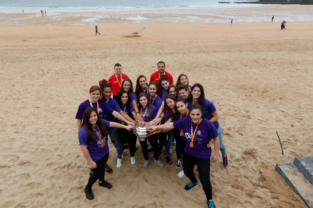 Jugadoras del Mavi balonmano celebran la Copa de la Reina en Gijón