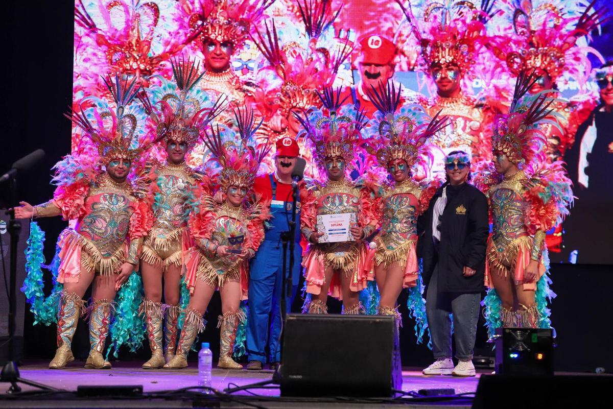 Los Lingotes recogen su galardón como primera clasificada en el Gran Desfile del Carnaval de Badajoz 2026.